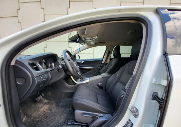Volvo V60 cena 49400 przebieg: 226000, rok produkcji 2016 z Stąporków małe 301